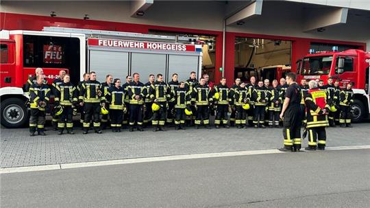 Nach der Übung treten die Einsatzkräfte vor dem Feuerwehrhaus in St. Andreasberg gemeinsam an.