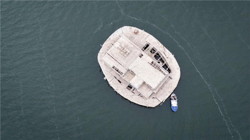 Mit Vogelkot und Rost: Mini-Insel vor Rügen wird versteigert Nach der Wende geriet die Insel nach und nach in Verfall.