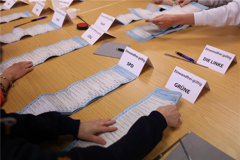 Berlin: Vergessene Briefwahl-Stimmen öffentlich ausgezählt Nach der Wiederholungswahl zum Berliner Abgeordnetenhaus werden bei einer öffentlichen Auszählung Wahlbriefe im Bezirk Lichtenberg nachgezählt.