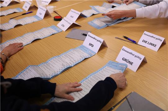 Nach der Wiederholungswahl zum Berliner Abgeordnetenhaus werden bei einer öffentlichen Auszählung Wahlbriefe im Bezirk Lichtenberg nachgezählt.