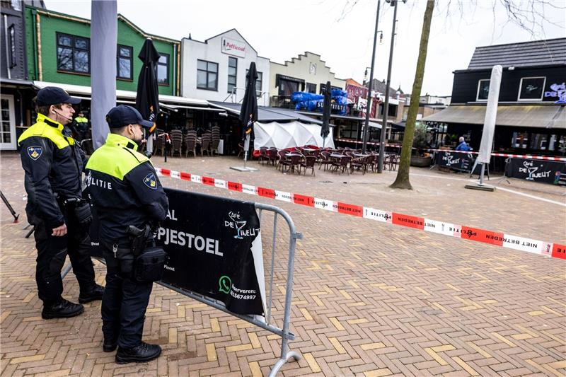 Niederlande: Geiselnahme nach Party in Café Nach der beendeten Geiselnahme in einem Café im niederländischen Ede werden die Spuren gesichert.