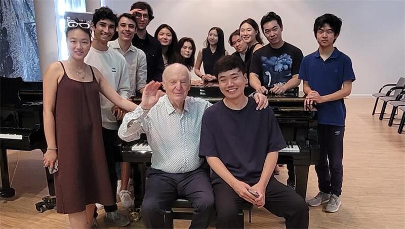 Nach der ersten Woche wird der Staffelstab in der Pianoklasse von Professor zu Professor übergeben: Arie Vardi verabschiedet sich und Chi-Ho Han freut sich, dass er seinem ehemaligen Schüler die Klasse anvertraut.