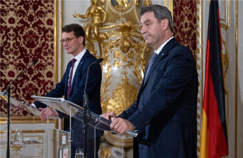 Nach der gemeinsamen Kabinettssitzung von Nordrhein-Westfalen und Bayern halten die Ministerpräsidenten Wüst (l) und Söder eine Pressekonferenz ab.