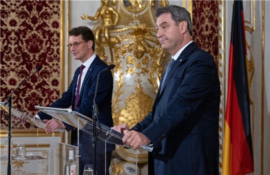 Nach der gemeinsamen Kabinettssitzung von Nordrhein-Westfalen und Bayern halten die Ministerpräsidenten Wüst (l) und Söder eine Pressekonferenz ab.