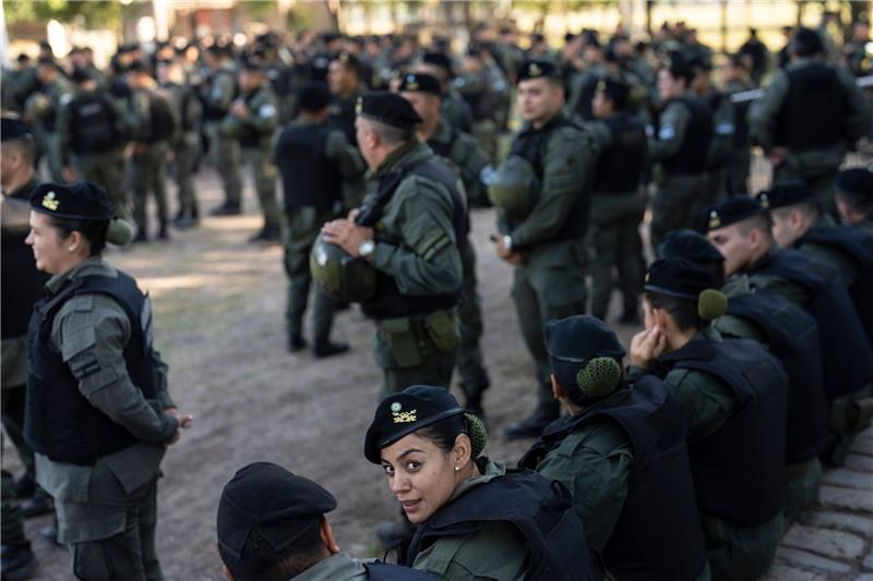 Argentinien: Messis Heimatstadt Rosario versinkt in Gewalt Nach der jüngsten Welle der Gewalt in Rosario hat die argentinische Regierung eine Sicherheitsoffensive eingeleitet. Am Mittwoch trafen 300 zusätzliche Bundespolizisten ein.