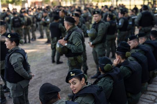Nach der jüngsten Welle der Gewalt in Rosario hat die argentinische Regierung eine Sicherheitsoffensive eingeleitet. Am Mittwoch trafen 300 zusätzliche Bundespolizisten ein.