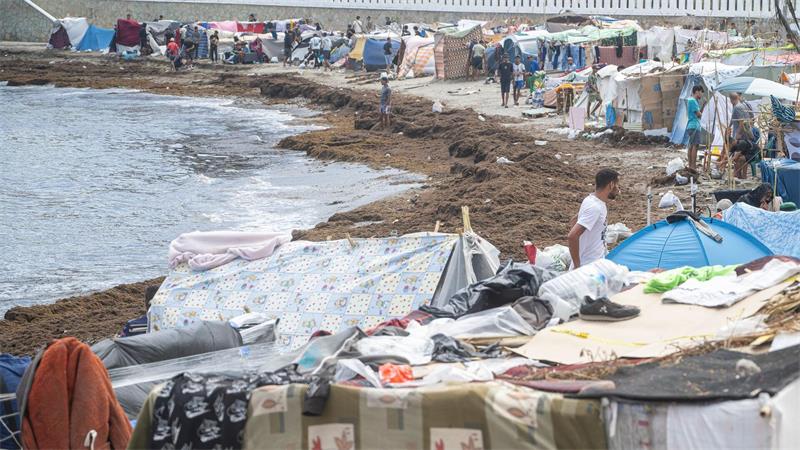 Spanische Polizei räumt Migrantenlager in Ceuta Nach der massenhaften Ankunft lebten Tausende seit Monaten unter schwierigen Bedingungen auf der Straße oder am Strand Trampolin.