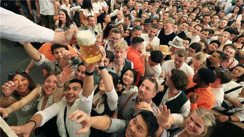 Nach der offiziellen Eröffnung fließt das Bier auf dem Oktoberfest.