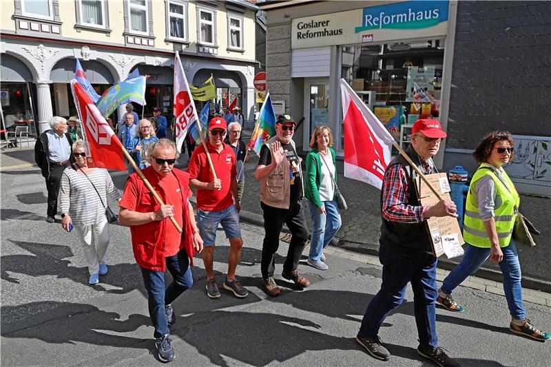 Nach der vor zweieinhalb Wochen angemeldeten Insolvenz von Heubach haben auch Langelsheimer Gewerkschaftler der IG BCE in Goslar am 1. Mai vorne mit demonstriert.  Archivfoto: Epping
