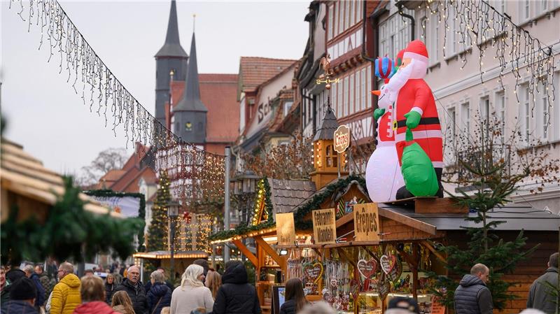 Weihnachtsmarkt geräumt - Rätsel um bewaffneten Unbekannten Nach der zeitweisen Räumung geht das Treiben auf dem Weihnachtsmarkt weiter.