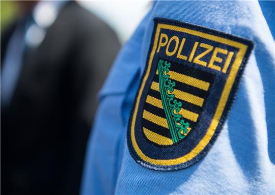 Nach der Attacke im sächsischen Sebnitz ermittelt die Dresdner Polizei wegen gefährlicher Körperverletzung, Beleidigung und Hausfriedensbruch.