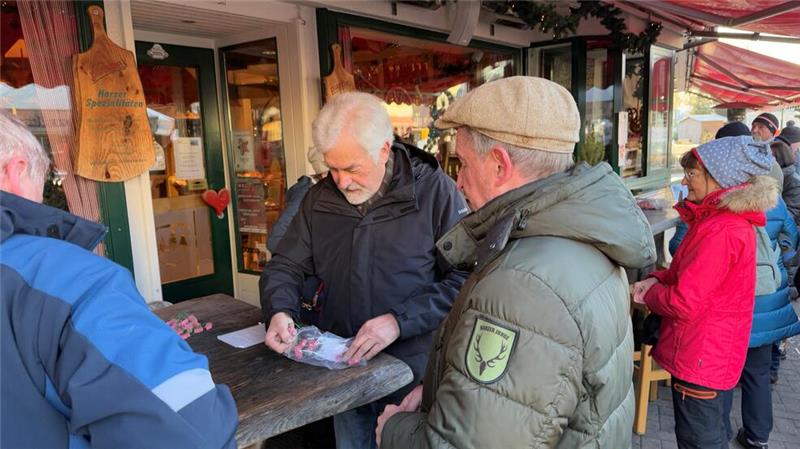 Braunlage: Kommunalpolitiker verkaufen 2000 GZ-Schweinchen im Nu Nach drei Minuten sind 100 Schweine verkauft. CDU-Fraktionsvorsitzender Albert Baumann gehört zu den treuesten Anbietern der Glücksschweine. Er stellt sich seit mehr als 30 Jahren in den Dienst der guten Sache.