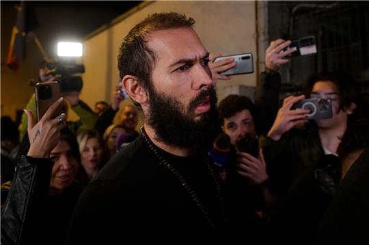 Nach drei Monaten Untersuchungshaft in Bukarest wurde Ende März der britisch-amerikanische Influencer Andrew Tate aus dem Gefängnis entlassen und unter Hausarrest gestellt.