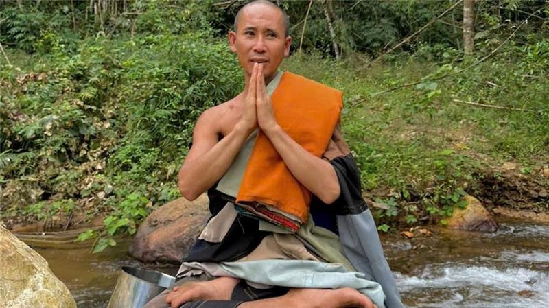 Barfuß nach Indien: Mönch aus Vietnam als Internet-Sensation Nach eigenen Angaben schläft der Mönch Thich Minh Tue immer im Sitzen.