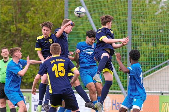 Nach einem 0:2-Rückstand noch einmal zurückgekommen: Die B-Junioren der JSG Goslar sammeln in der Abstiegsrunde der Landesliga mit einem 3:2 gegen Lupo Martini Wolfsburg den ersten Sieg ein. Foto: Drechsler