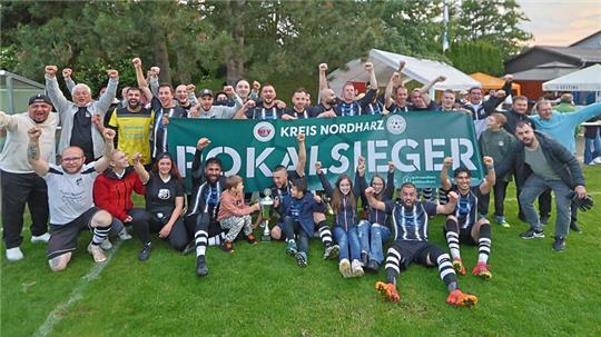 Nach einem 6:5-Sieg nach Elfmeterschießen gegen den VfR Langelsheim II darf der SV Göttingerode das Pokalsieger-Banner für die 2. Nordharzklasse ausrollen.
