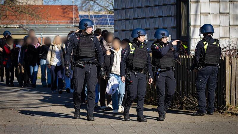 Entwarnung nach Amokalarm an Braunschweiger Gymnasium Nach einem Amok-Alarm an einer Braunschweiger Schule werden Schülerinnen und Schüler evakuiert.