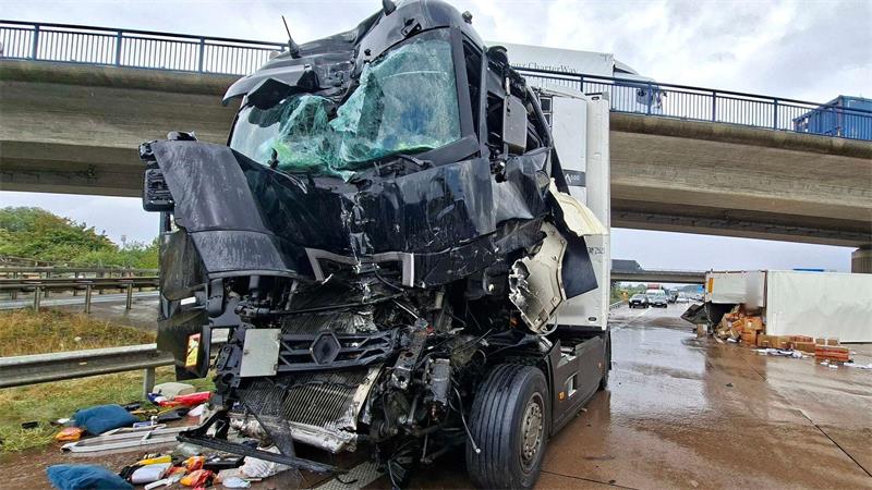 Nach einem Auffahrunfall am Stauende auf der A1 bei Stuhr liegt ein Lkw-Anhänger quer über alle Fahrsteifen, die Autobahn ist in Richtung Osnabrück voll gesperrt.