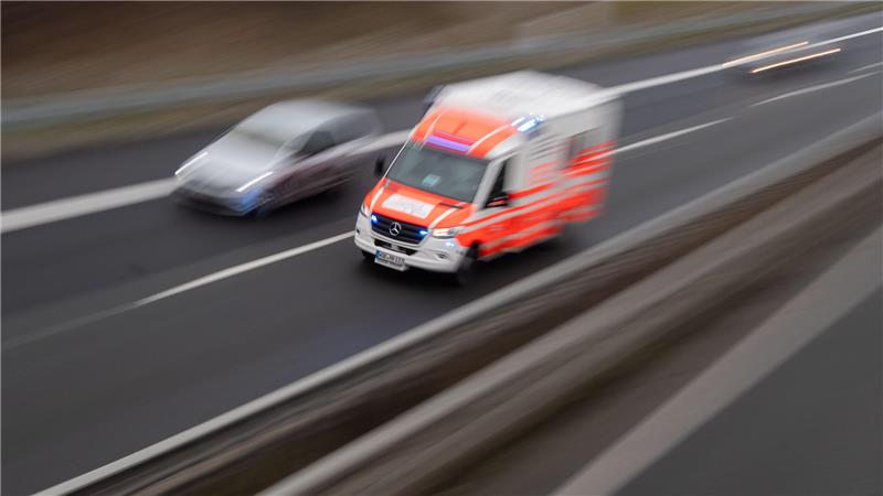 Auffahrunfall bei Seesen: A7 für Stunden gesperrt Nach einem Auffahrunfall auf der A7 bei Seesen waren Einsatzkräfte vor Ort, um die Verletzten zu versorgen und die Unfallstelle zu sichern. Die Straße war für mehrere Stunden gesperrt.