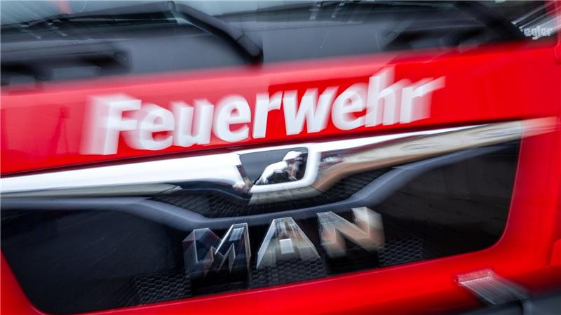 Nach einem Brand am Mittag in Eschershausen sind zwei Menschen verletzt ins Krankenhaus gebracht worden. (Symbolbild)