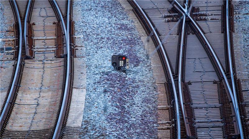 Nach einem Brand an einem Stellwerk in Lehrte ist der Bahnverkehr zwischen Hannover und Berlin eingeschränkt. (Symbolbild)