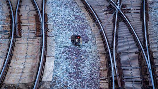 Nach einem Brand an einem Stellwerk in Lehrte ist der Bahnverkehr zwischen Hannover und Berlin eingeschränkt. (Symbolbild)