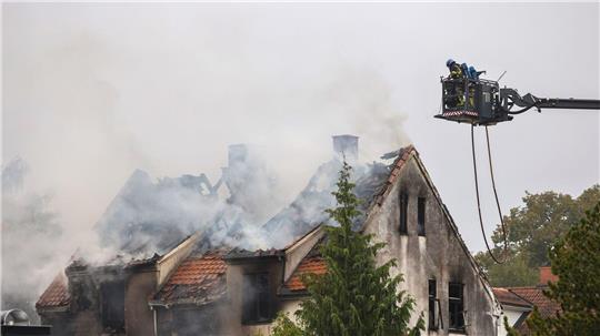 Nach einem Brand in einem Haus sind vier Frauen tot aufgefunden worden.