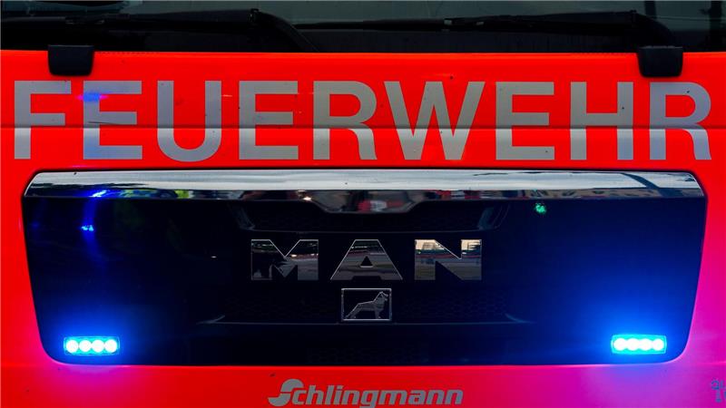 Nach einem Brand in einem Wohnhaus entdeckt die Feuerwehr eine Tote. (Symbolbild)