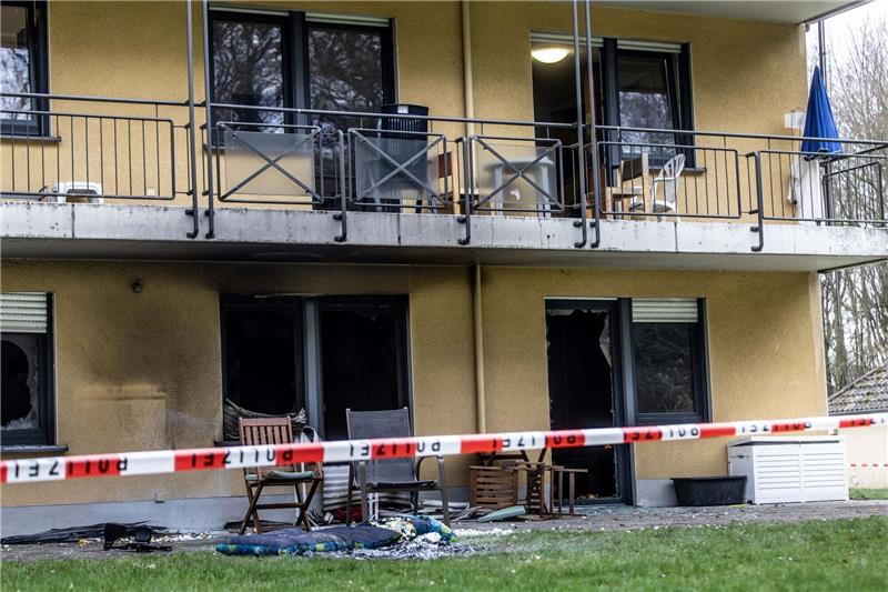 Zwei Tote nach Feuer in Heim - Kripo ermittelt in Kamen Nach einem Brand in einer Einrichtung für Behinderte in Kamen-Heeren sind zwei Tote zu beklagen.