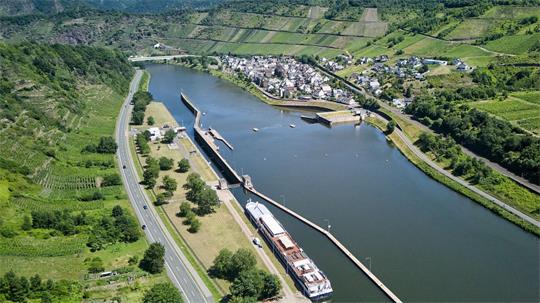 Nach einem Defekt an einem Fahrgastschiff fließen mehr als 100 Liter Diesel in die Mosel. (Symbolbild)