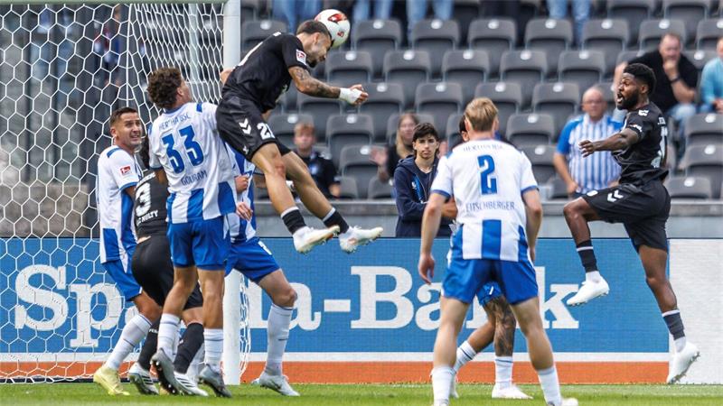 Nach einem Eckball fällt der 1:1-Ausgleich für Magdeburg. 