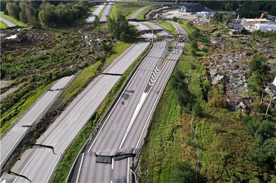 Nach einem Erdrutsch ist die Europastraße E6 beschädigt.