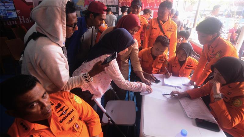 Nach einem Fährunglück in Indonesien werden zahlreiche Menschen vermisst.