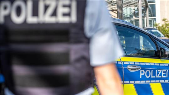 Nach einem Messerangriff fahndet die Polizei nach zwei flüchtigen Männern. (Archivbild)