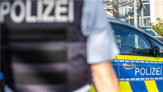 Nach einem Messerangriff fahndet die Polizei nach zwei flüchtigen Männern. (Archivbild)