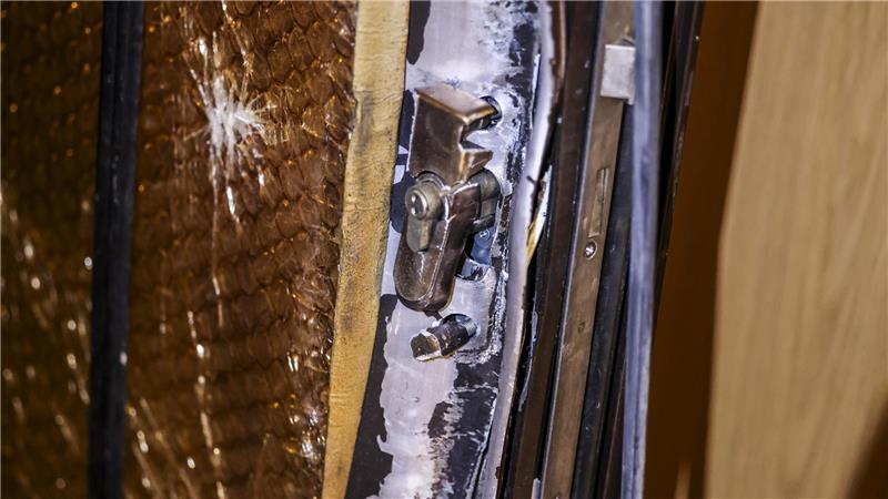 Eine aufgebrochene und dadurch stark beschädigte Haustür.