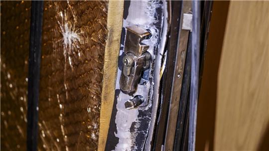 Eine aufgebrochene und dadurch stark beschädigte Haustür.