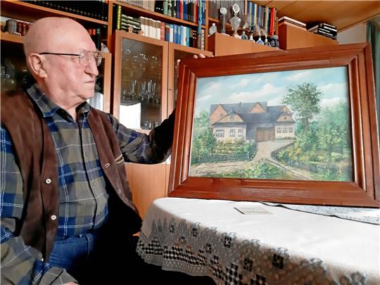 Nach einem Postkarten-Motiv gemalt: Das Haus von Schwabs in Langenlutsch. Es hängt seit Langem im Harlingeröder Haus von Emil und Marianne Schwab. Den Ausweis für Vertriebene und Flüchtlinge (kleines Bild) bewahrt Emil Schwab in seiner Brieftasche auf.  Fotos: Potthast