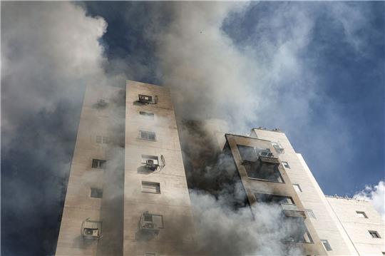 Nach einem Raketenangriff aus dem Gazastreifen ist Rauch aus einem Wohnhaus in Ashkelon zu sehen (Archiv).