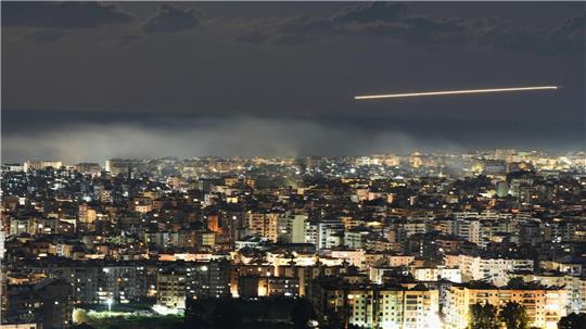 Nach einem Raketenangriff der Hisbollah-Miliz bombardiert Israel Ziele im Libanon.  