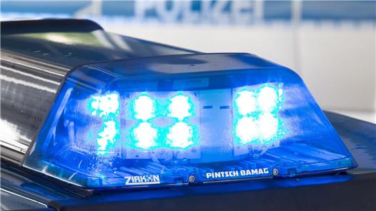 Nach einem Schuss in einem Mehrfamilienhaus in Hannover sucht die Polizei nach dem Täter. (Symbolbild)