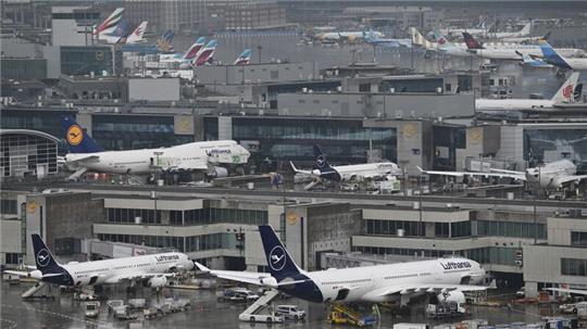 Nach einem Stromausfall in der Nacht kann es am Frankfurter Flughafen noch zu Verspätungen kommen. (Archivbild) 