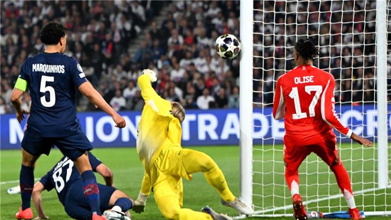 Nach einem Supersolo von Bayerns Michael Olise (r) landet der Ball am Pfosten.