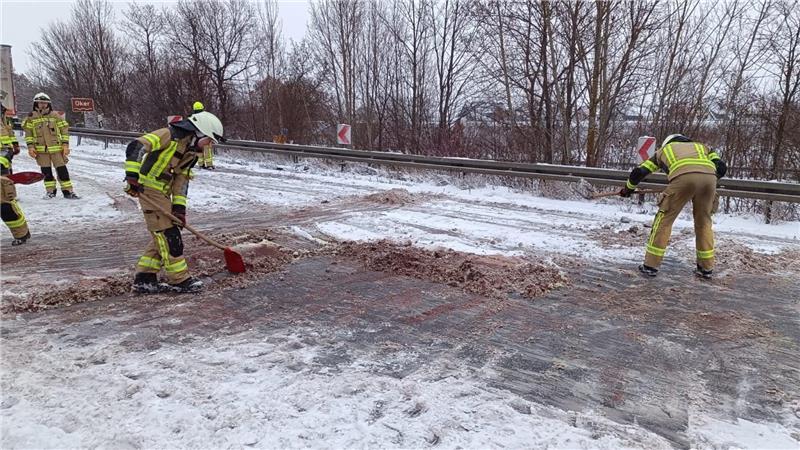Harz: weitgehend verschont: Wenig Unfälle, Probleme bei der Bahn Feuerwehrleute fegen eine schneebedeckte Straße.