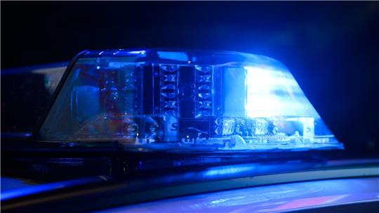 Nach einem Unfall auf der A2 ist ein Fahrzeug in Brand geraten. (Symbolbild)