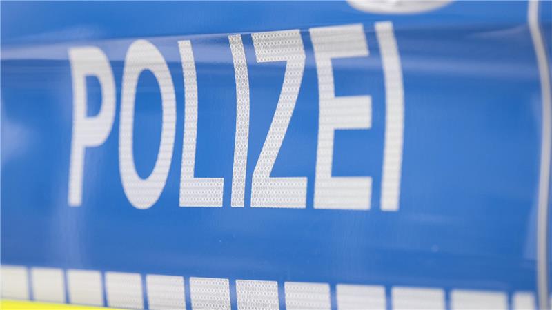 Der Schriftzug Polizei ist auf einem Polizeiauto zu sehen.
