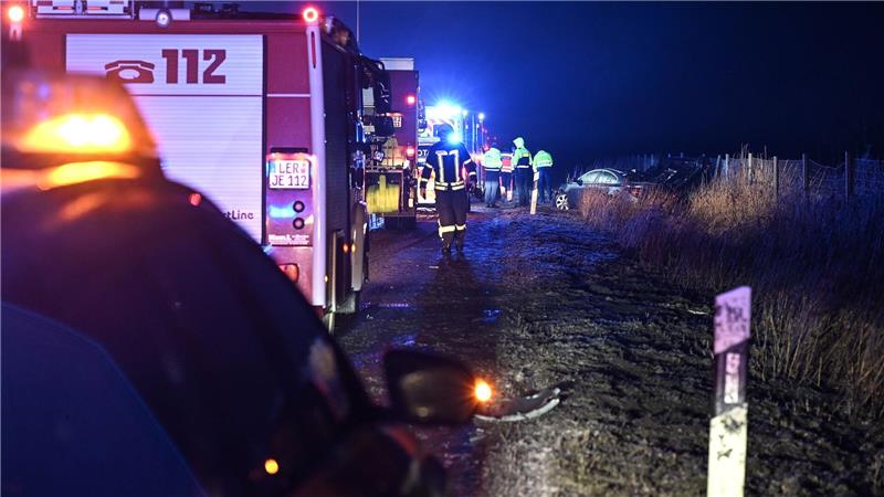 Nach einem Unfall ist ein Autofahrer in Lebensgefahr.