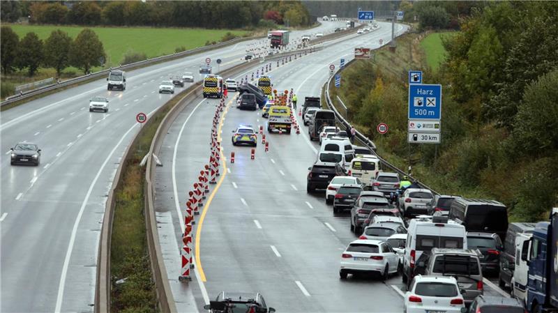 Nach einem Unfall mit vier beteiligten Fahrzeugen staut sich der Verkehr auf der A7.