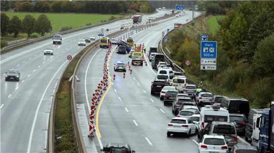 Nach einem Unfall mit vier beteiligten Fahrzeugen staut sich der Verkehr auf der A7.