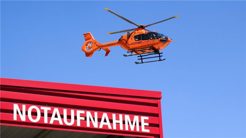 Nach einem Unfall wird ein 25-Jähriger mit einem Rettungshubschrauber ins Krankenhaus gebracht. (Symbolbild)